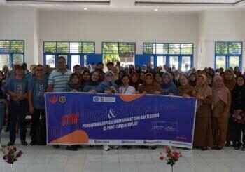 Gambar 1: Foto bersama STIM Sukma, dosen mahasiswa dan lansia