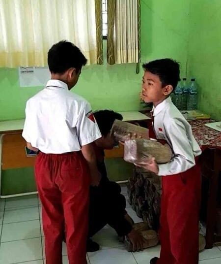 PMM UMM Kelompok 28 Gelombang 08: Budidaya Jamur dengan Memanfaatkan Limbah Organik yang Melimpah, Murah dan Mudah Didapatkan di Sekitar Kita 1 Pembuatan Jamur bersama Murid dan PMM UMM