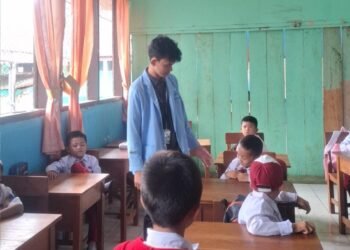 mengajar di SD negeri 1 pajar bulan