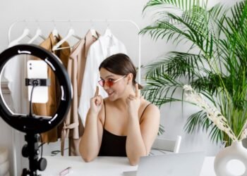 Ilustrasi seorang perempuan sedang berjualan menggunakan fitur Live Shopping.