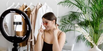 Ilustrasi seorang perempuan sedang berjualan menggunakan fitur Live Shopping.