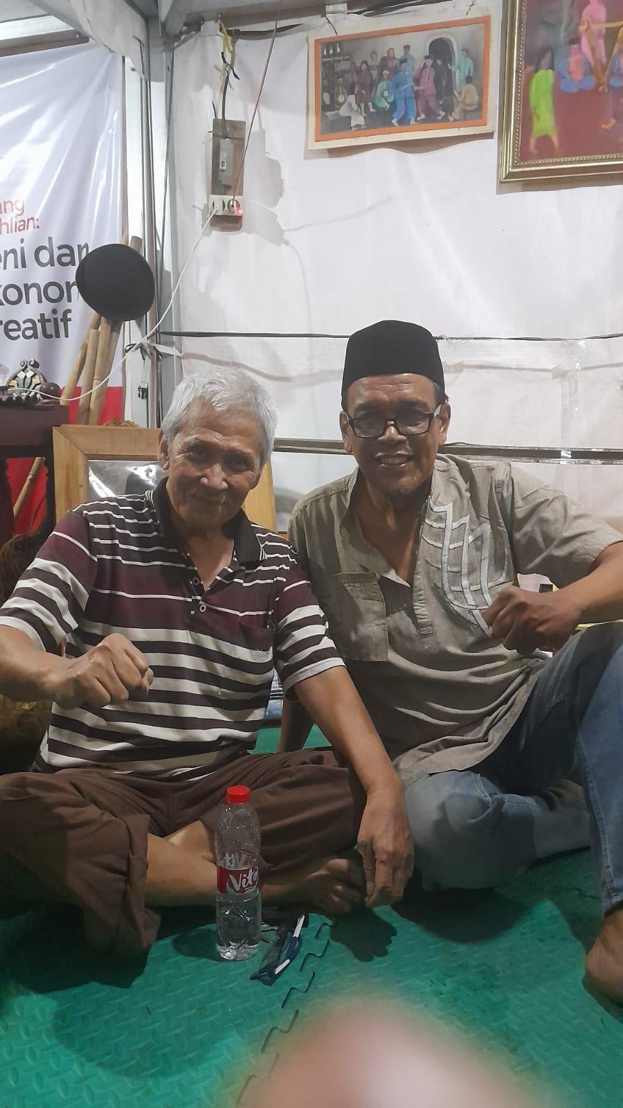 Teater Rakyat Ubrug Mengguncang Festival Budaya Kampung Petukangan ke-4 Tahun 2025 3 siaranberita.com Hadi Winarno Dosen STIT Al Marhalah Al Ulya Bersama Bang Erik Praktisi Teater Modern
