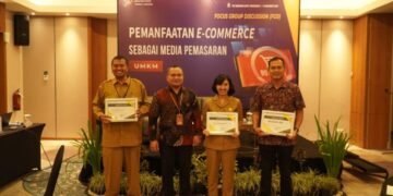 wira sutirta memberikan paparan pada FGD pemanfaatan e-commerce UMKM