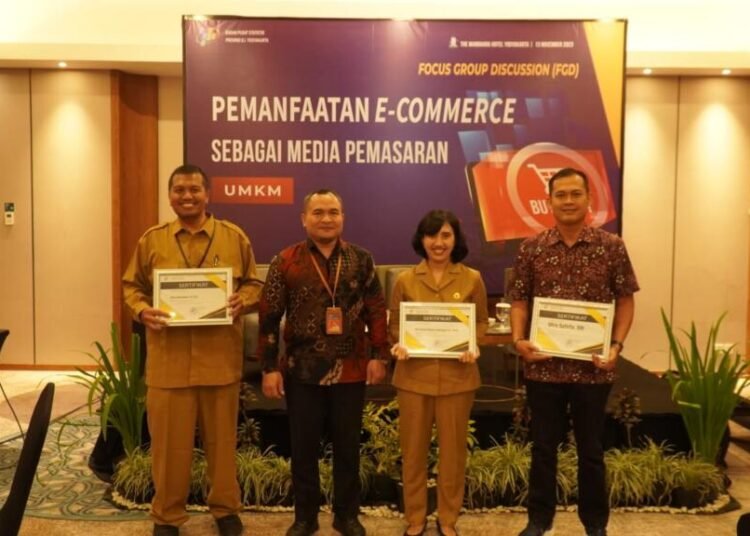wira sutirta memberikan paparan pada FGD pemanfaatan e-commerce UMKM