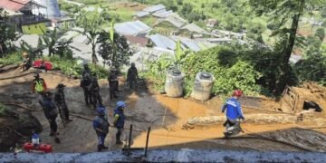 Kemensos melakukan penanganan awal korban banjir di TKP yang terjadi pada Sabtu (5/7/2025) sekitar pukul 18.30 WIB. Sumber: Kumparan