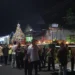 “Masyarakat sedang mengikuti prosesi arak-arakan tumpeng untuk memperingati 1 Suro, sebagai wujud syukur dan pelestarian budaya lokal.”