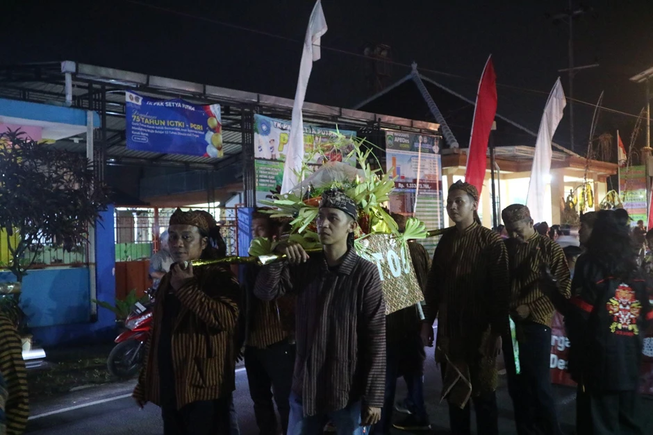 Kirab Tumpeng: Kolaborasi Mahasiswa UB dan Masyarakat Desa Bokor 2 01k1d4jbtdc38crzp0m7sn8pjk