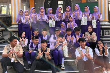 Mahasiswa KKN Fakultas Pertanian UB Kenalkan Ecoprint kepada Siswa MTs Al-Hidayah Wajak 2 1 3