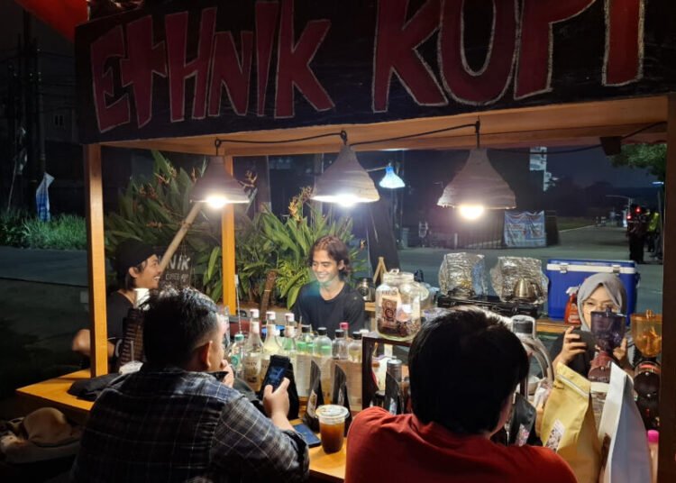 Tebarkan Pesona Malam Minggu di Ethnik Coffee Bersama Americano dan Kopi Aren 1 1000187257