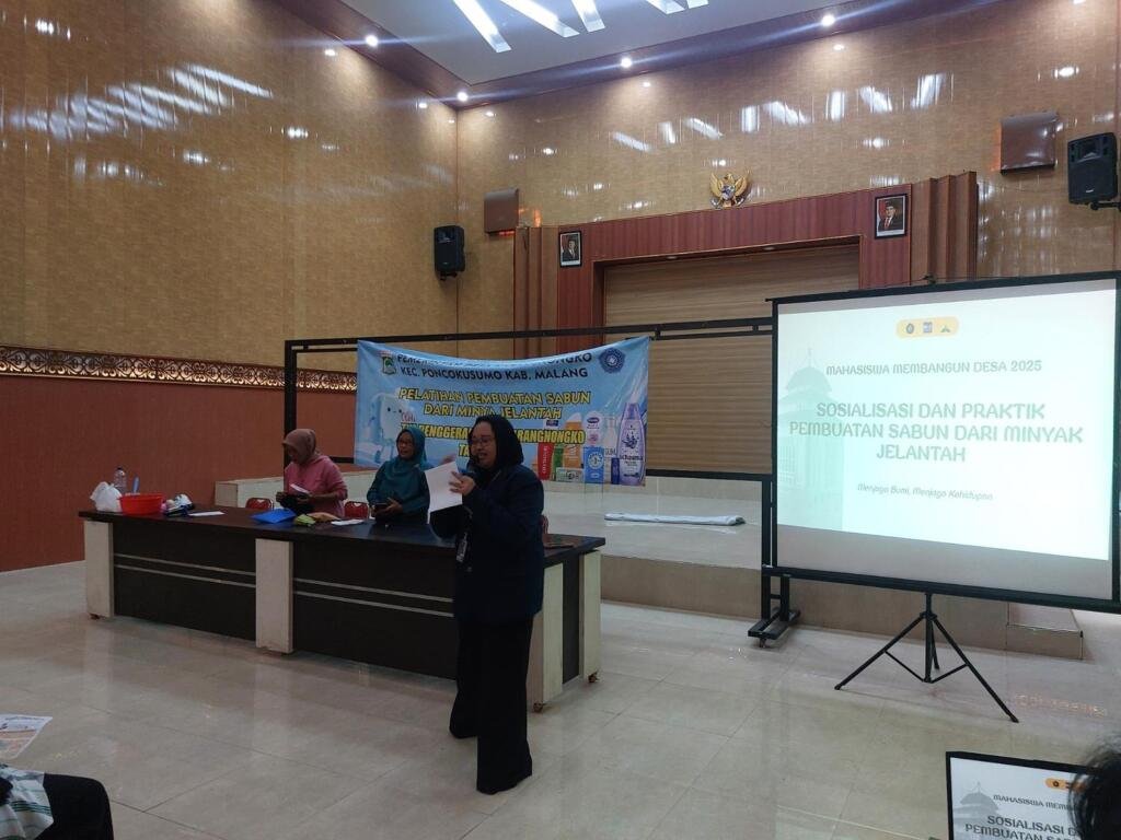 "Pelatihan pembuatan sabun dari minyak jelantah oleh MMD UB di Aula Balai Desa Karangnongko, Kecamatan Poncokusumo, Kabupaten Malang."