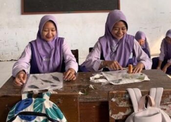 Pembuatan ecoprint bersama siswa siswi kelas 9 MTs Al-Hidayah