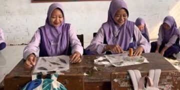 Pembuatan ecoprint bersama siswa siswi kelas 9 MTs Al-Hidayah