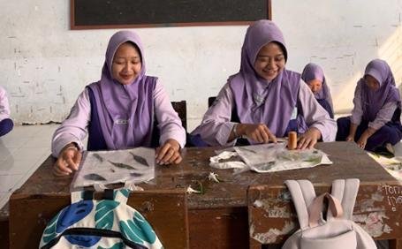 Pembuatan ecoprint bersama siswa siswi kelas 9 MTs Al-Hidayah