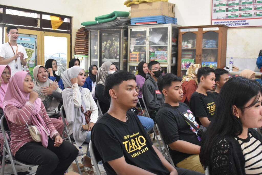 Kembangkan Potensi Kampung Lontongku Surabaya, Mahasiswa Beasiswa BCA ITS Hadirkan Inovasi dan Semangat Baru di Kampung Lontongku Lewat Program “Bukti Bakti” 3 DSC 0022 scaled 1