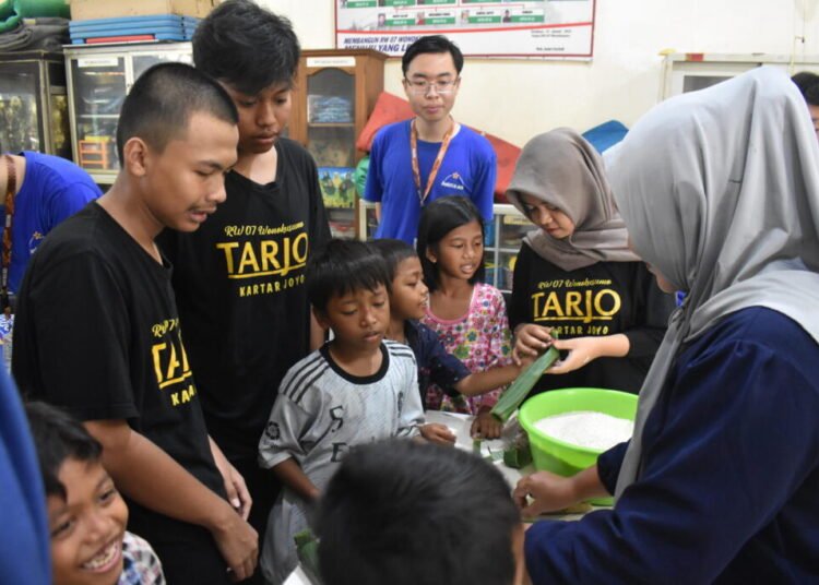 Kembangkan Potensi Kampung Lontongku Surabaya, Mahasiswa Beasiswa BCA ITS Hadirkan Inovasi dan Semangat Baru di Kampung Lontongku Lewat Program “Bukti Bakti” 1 DSC 0085 scaled 1