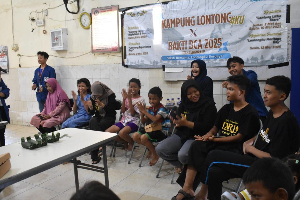 Kembangkan Potensi Kampung Lontongku Surabaya, Mahasiswa Beasiswa BCA ITS Hadirkan Inovasi dan Semangat Baru di Kampung Lontongku Lewat Program “Bukti Bakti” 4 DSC 0118 scaled 1