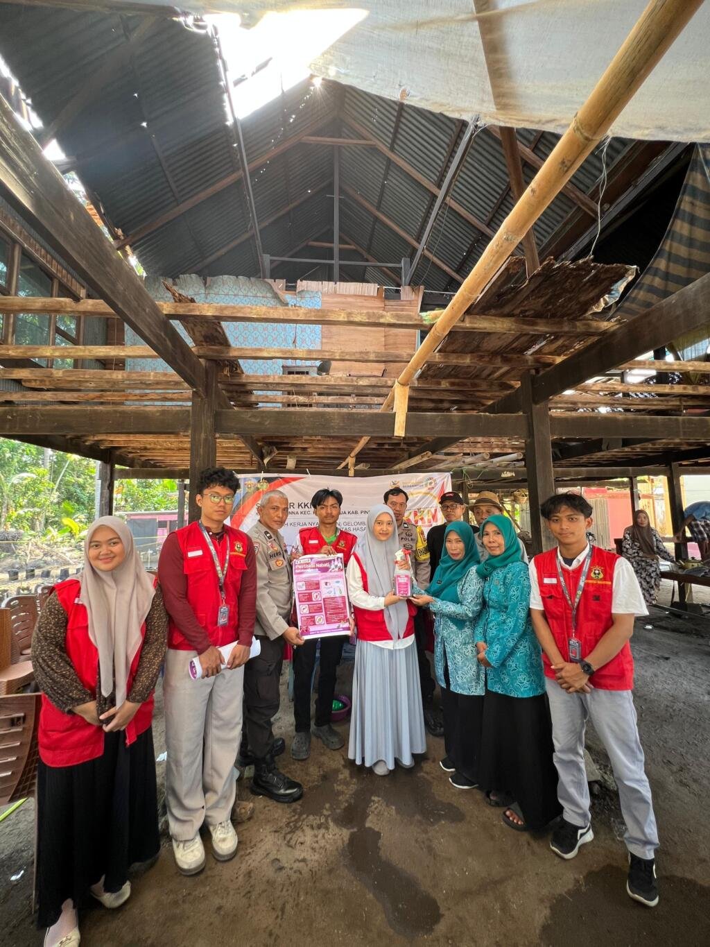 Mahasiswa KKNT 114 UNHAS Gagas Inovasi Pestisida Nabati dari Limbah Kulit Bawang Merah di Kabupaten Pinrang 3 Dokumentasi Kegiatan 1