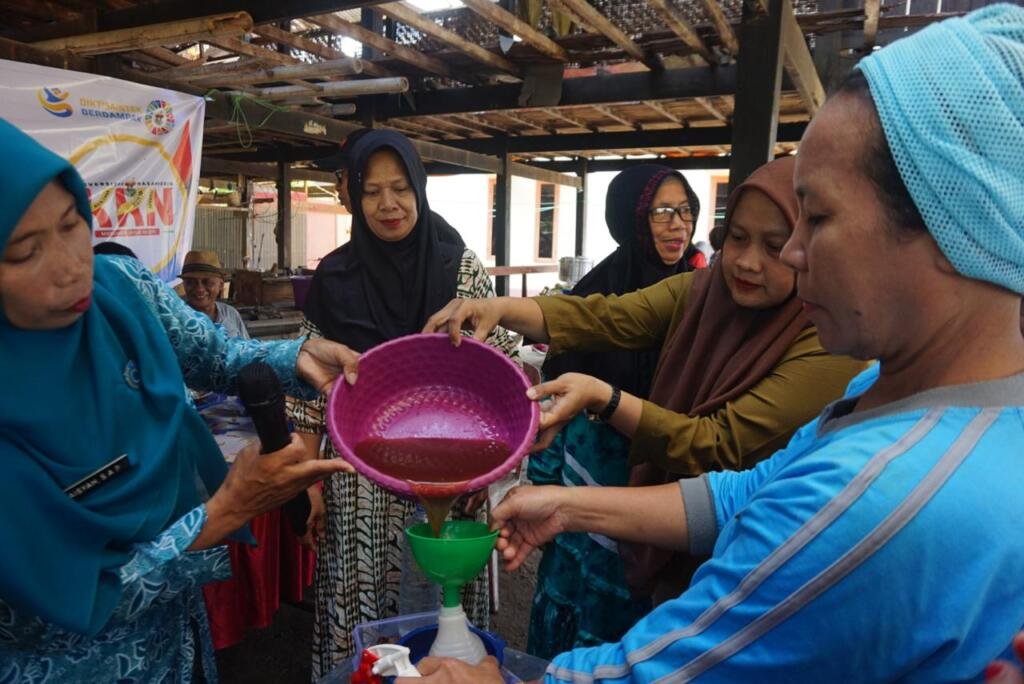 Mahasiswa KKNT 114 UNHAS Gagas Inovasi Pestisida Nabati dari Limbah Kulit Bawang Merah di Kabupaten Pinrang 2 Dokumentasi Kegiatan 2