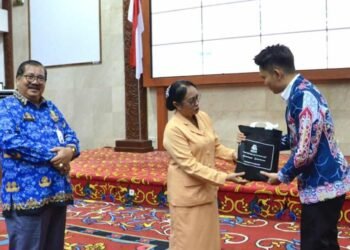Dharma Wanita Persatuan Kabupaten Kutai Barat Kalimantan Timur saat menyelenggarakan pelatihan Pengembangan Kepribadian Public Speaking dan Grooming. (Dok. Istimewa)
