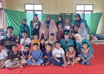 Foto bersama adik-adik desa Hakim Wih ilang