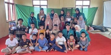 Foto bersama adik-adik desa Hakim Wih ilang