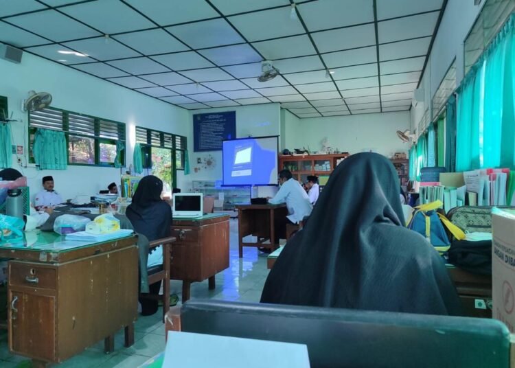 Kepala Madrasah Pimpin Briefing Pagi GTK MTsN 6 Bantul 1 Gambar WhatsApp 2025 07 25 pukul 14.07.53 558c3fdb