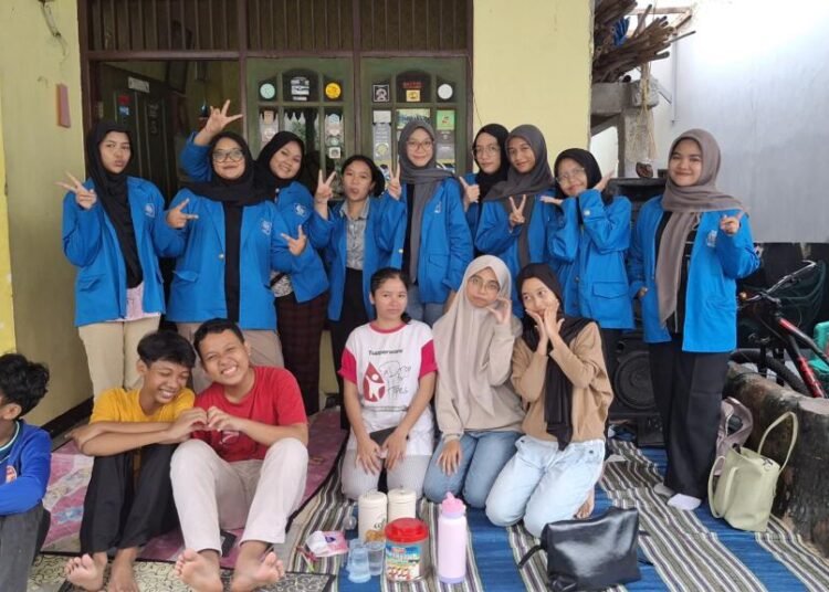 Pengabdian Masyarakat Mengenai Peningkatan Manajerial Administrasi dan Tata kelola Keuangan Sederhana di Lingkungan Karang Taruna Munjul Oleh Sejumlah Mahasiswi UBSI 1 IMG 20250702 WA0009 1