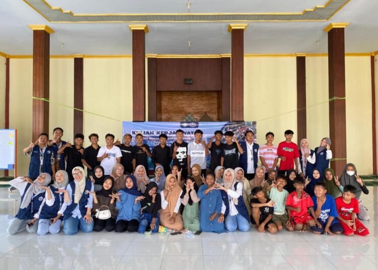 Kkn 69 uinsa berfoto bersama remaja desa glagah, kecamatan pakuniran, kabupten probolinggo