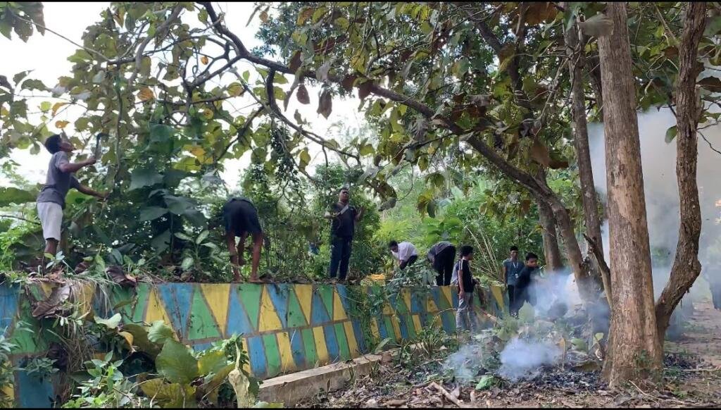 Pembukaan Lahan TOGA Oleh KKN Posko 6 Universitas Islam Madura Di Desa Samiran 2 IMG 20250707 WA0016