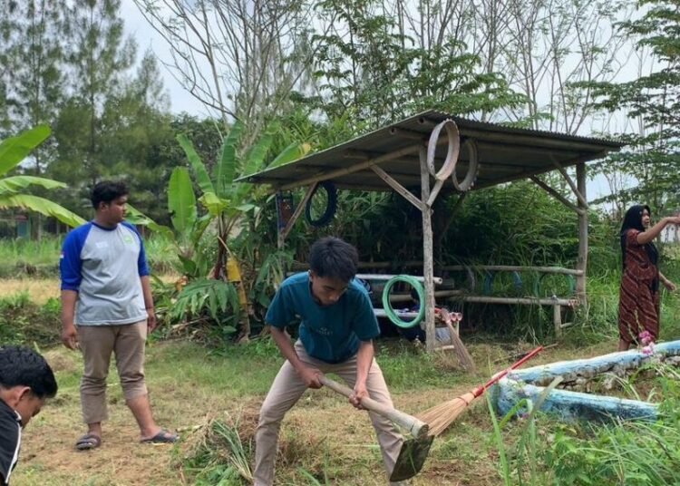 Pembukaan Lahan TOGA Oleh KKN Posko 6 Universitas Islam Madura Di Desa Samiran 1 IMG 20250709 WA0048