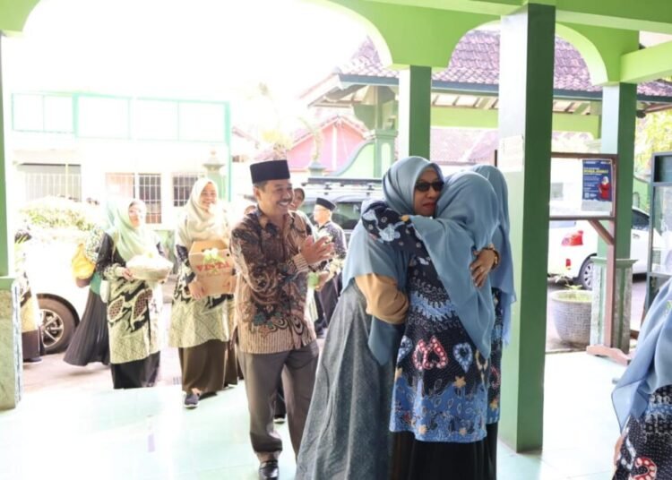 Hangat dan Santun, Petugas Among Tamu MTsN 6 Bantul Sambut Tamu di Acara Serah Terima Jabatan Kepala Madrasah 1 MTsN 6 Bantul