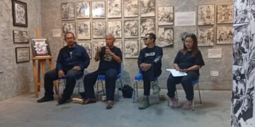 Win Dwi Laksono beserta kurator Terra Bajraghosa dan Nano Warsono pengelola Equalitera Art Space