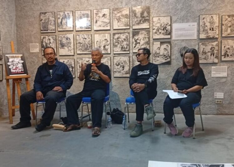 Win Dwi Laksono beserta kurator Terra Bajraghosa dan Nano Warsono pengelola Equalitera Art Space