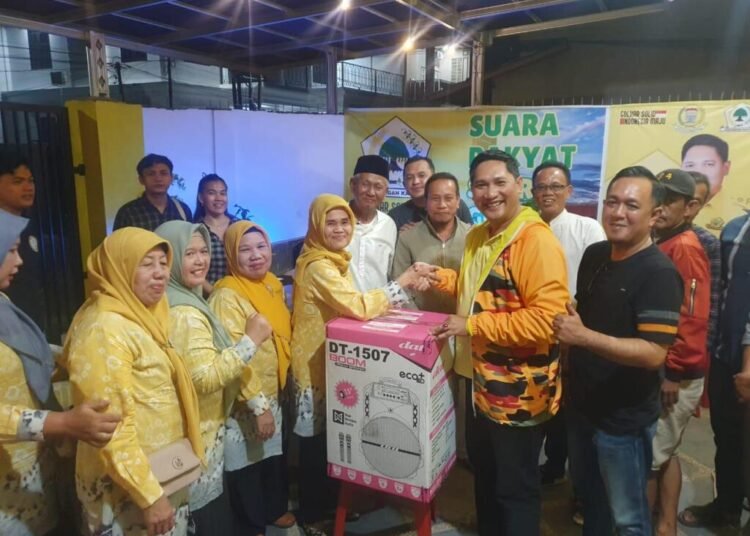 Plt. Ketua Kosgoro Palembang M. Sholatudin serahkan bantuan Sound System ke warga Kel. Bagus Kuning 1 IMG 20250719 WA0005