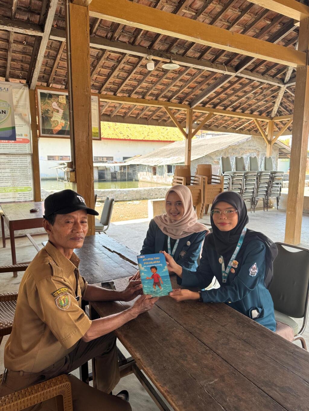 Nelayan dari Persawahan: Belajar dari Legenda Desa Blacanan 2 Pemberian Buku Cerita Anak Sebagai Bentuk Kenang-kenangan Kepada Balai Desa Blacanan
