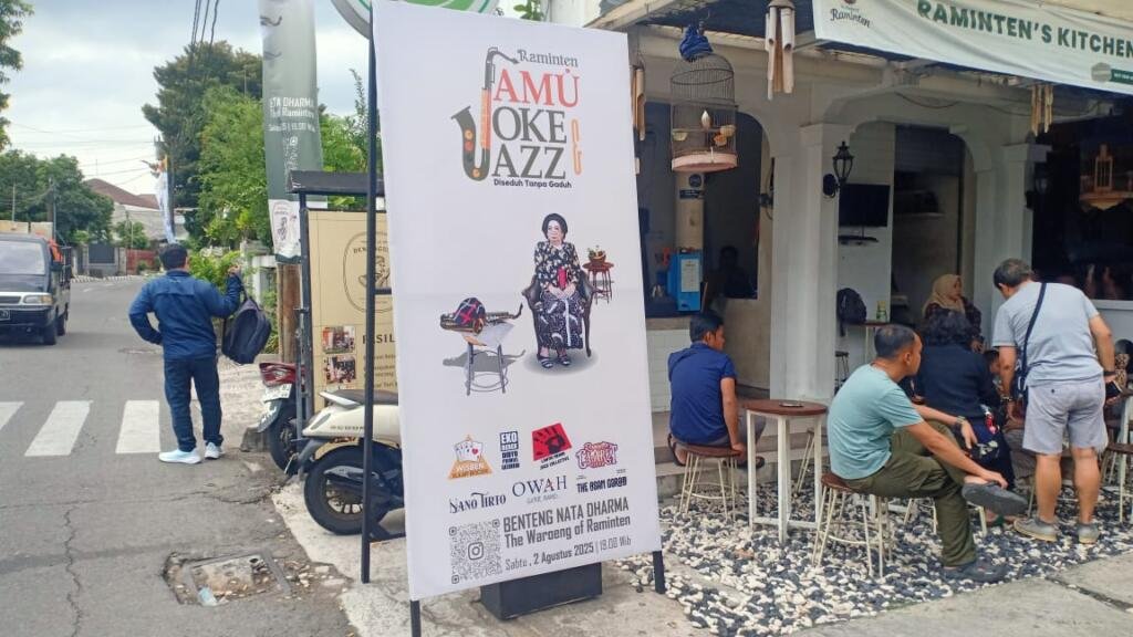 Banner Jamu Joke n Jazz di salah satu outlet Raminten ( doc Yusuf)