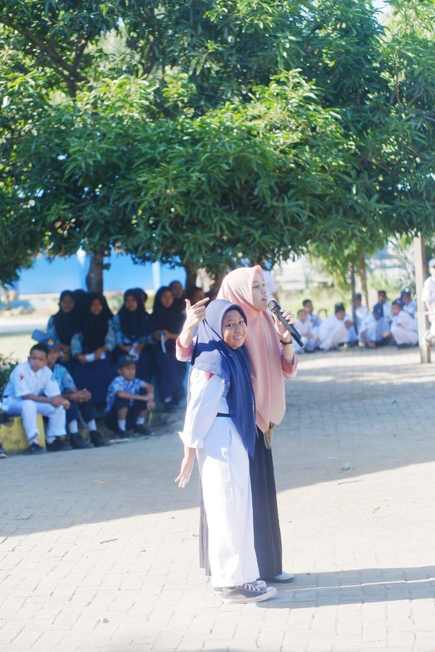 Mahasiswa KKN UMMA Gaungkan Semangat Literasi Lewat Sosialisasi Poster di SMPN 17 Marusu 2 IMG 20250725 WA0013