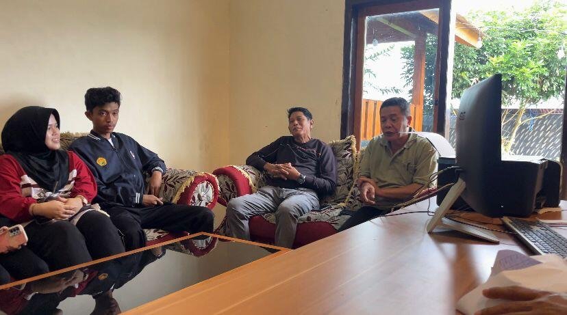 Mahasiswa KKN UMD UNEJ Tingkatkan Estetika Wisata Rong-Rong Desa Kebonrejo, Kecamatan Kalibaru Melalui Daur Ulang Barang Bekas 2 IMG 20250728 WA0000