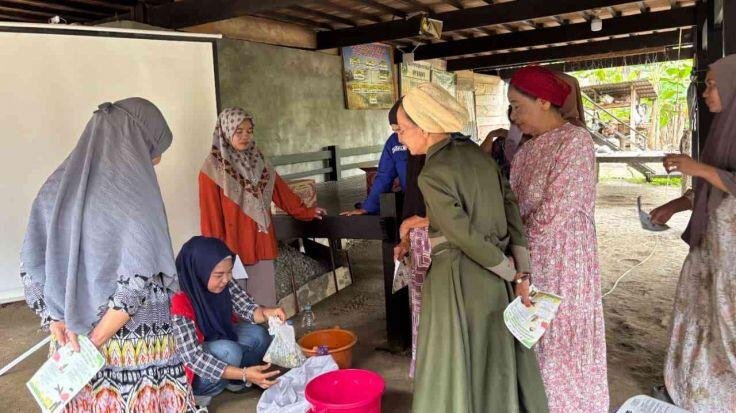 Mahasiswa UNHAS Kenalkan Teknologi Tepat Guna: Ubah Limbah Dapur Jadi Pupuk Organik di Baranti 1 IMG 20250731 WA0045