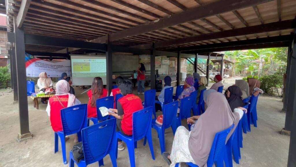 Mahasiswa UNHAS Kenalkan Teknologi Tepat Guna: Ubah Limbah Dapur Jadi Pupuk Organik di Baranti 2 IMG 20250731 WA0046
