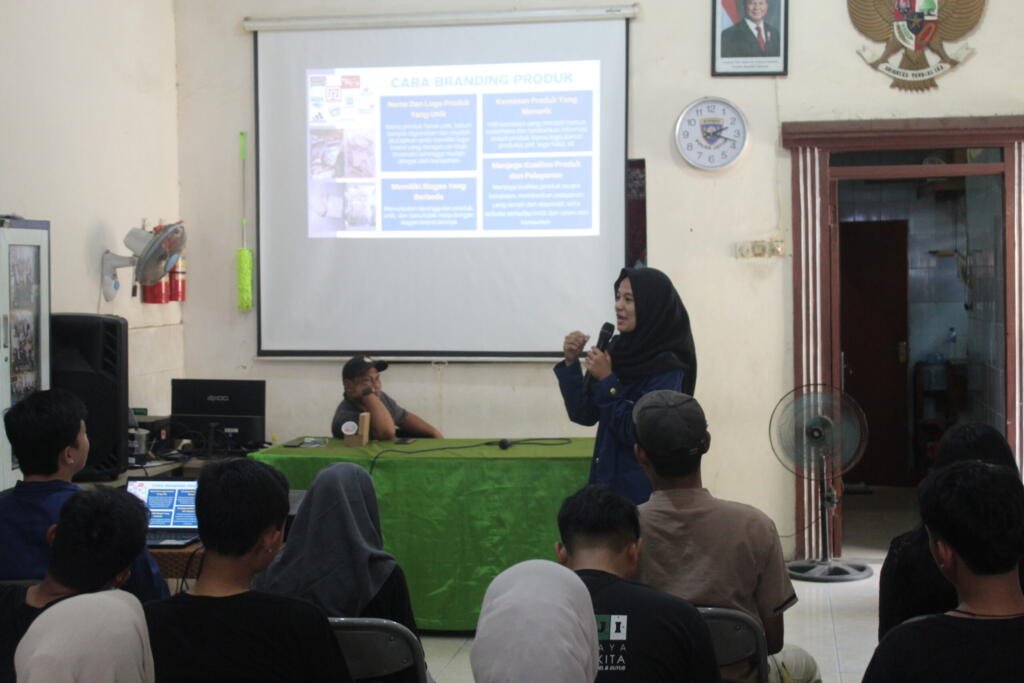 Kembangkan Potensi Kampung Lontongku Surabaya, Mahasiswa Beasiswa BCA ITS Hadirkan Inovasi dan Semangat Baru di Kampung Lontongku Lewat Program “Bukti Bakti” 2 IMG 0738 scaled 1