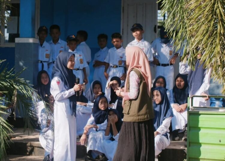 Mahasiswa KKN UMMA Gaungkan Semangat Literasi Lewat Sosialisasi Poster di SMPN 17 Marusu 1 IMG 20250725 175431