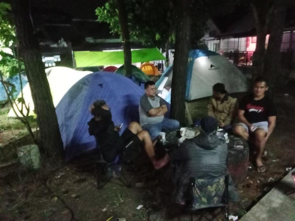 Para orang tua duduk santai sambil berbincang dan diskusi ringan