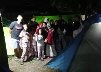 Keceriaan Anak-anak dan Orang Tua di sekitar lokasi kemping