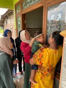 Peduli Sejak Dini: Posyandu Keliling Cegah Stunting oleh Kader, Bidan, dan Mahasiswa KKN 84 UINSA di Desa Sidorejo 1 IMG 2098