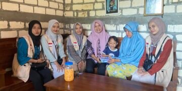 Mahasiswa KKN 84 UINSA Bersama Salah Satu Ibu Penerima PMT