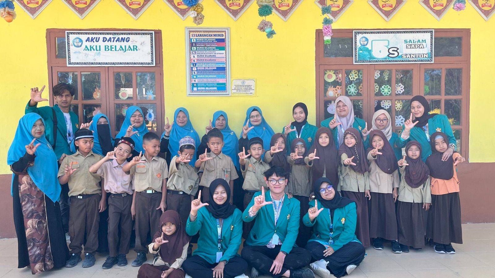 Mahasiswa USK Gelar Kunjungan Literasi ke SD Negeri Hakim Wih Ilang, Tingkatkan Kemampuan Baca dan Tulis Siswa 2 IMG 5183 scaled