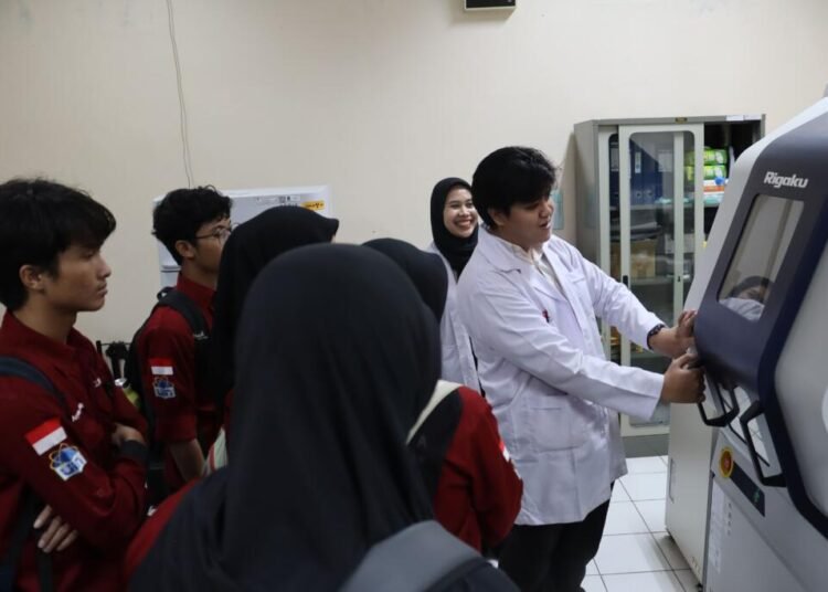 Kunjungan Ilmiah Mahasiswa UIN Jakarta ke BRIN: Eksplorasi Teknologi X-Ray Diffraction untuk Analisis Struktur Material 1 IMG 7482 1