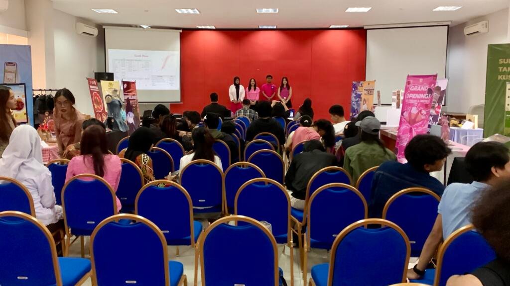 Trisakti Multimedia Wujudkan Jejak Kreatif dan Potensi Bisnis Melalui Kolaborasi Ujian Akhir DKV 4 IMG 8888