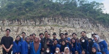 Mahasiswa UII usai keliling posko, foto bersama DPL.